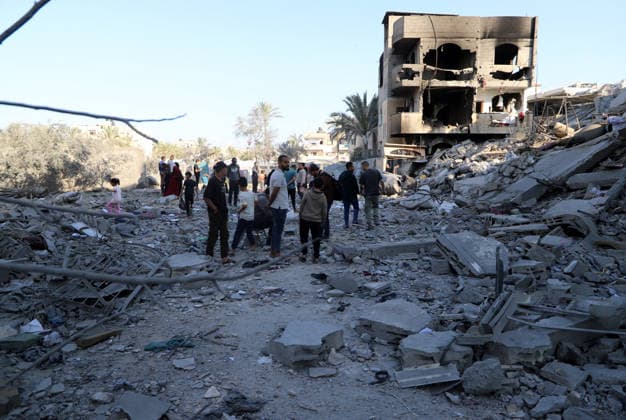 Israeli attacks continue in Gaza DEIR AL-BALAH, GAZA, PALESTINE - MAY 24: Palestinians inspect the rubble after the Israeli army demolished a building in western Deir al-Balah late at night despite the ceasefire, following threats forcing residents to flee the area on May 24, 2026, in Deir al-Balah, Gaza. Khalil Ramzi Alkahlut Anadolu Deir Al Balah Gaza. Editorial use only. Please get in touch for any other usage.  Copyright: x2026xAnadoluxKhalilxRamzixAlkahlutx