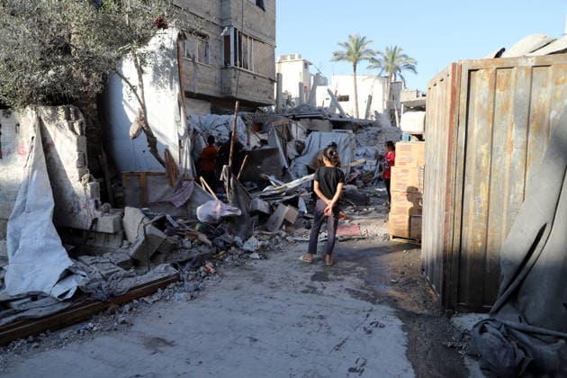 Israeli attacks continue in Gaza DEIR AL-BALAH, GAZA, PALESTINE - MAY 24: Palestinians inspect the rubble after the Israeli army demolished a building in western Deir al-Balah late at night despite the ceasefire, following threats forcing residents to flee the area on May 24, 2026, in Deir al-Balah, Gaza. Khalil Ramzi Alkahlut Anadolu Deir Al Balah Gaza. Editorial use only. Please get in touch for any other usage.  Copyright: x2026xAnadoluxKhalilxRamzixAlkahlutx