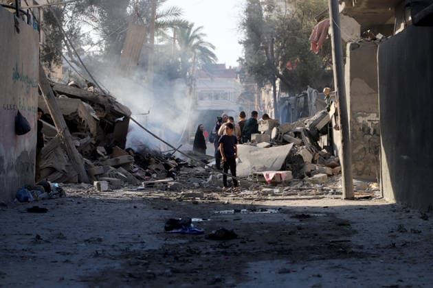 Israeli attacks continue in Gaza DEIR AL-BALAH, GAZA, PALESTINE - MAY 24: Palestinians inspect the rubble after the Israeli army demolished a building in western Deir al-Balah late at night despite the ceasefire, following threats forcing residents to flee the area on May 24, 2026, in Deir al-Balah, Gaza. Khalil Ramzi Alkahlut Anadolu Deir Al Balah Gaza. Editorial use only. Please get in touch for any other usage.  Copyright: x2026xAnadoluxKhalilxRamzixAlkahlutx
