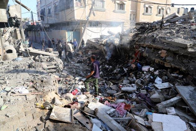 Israeli attacks continue in Gaza DEIR AL-BALAH, GAZA, PALESTINE - MAY 24: Palestinians inspect the rubble after the Israeli army demolished a building in western Deir al-Balah late at night despite the ceasefire, following threats forcing residents to flee the area on May 24, 2026, in Deir al-Balah, Gaza. Khalil Ramzi Alkahlut Anadolu Deir Al Balah Gaza. Editorial use only. Please get in touch for any other usage.  Copyright: x2026xAnadoluxKhalilxRamzixAlkahlutx