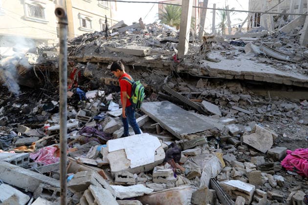 Israeli attacks continue in Gaza DEIR AL-BALAH, GAZA, PALESTINE - MAY 24: Palestinians inspect the rubble after the Israeli army demolished a building in western Deir al-Balah late at night despite the ceasefire, following threats forcing residents to flee the area on May 24, 2026, in Deir al-Balah, Gaza. Khalil Ramzi Alkahlut Anadolu Deir Al Balah Gaza. Editorial use only. Please get in touch for any other usage.  Copyright: x2026xAnadoluxKhalilxRamzixAlkahlutx