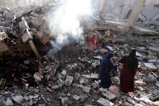 Israeli attacks continue in Gaza DEIR AL-BALAH, GAZA, PALESTINE - MAY 24: Palestinians inspect the rubble after the Israeli army demolished a building in western Deir al-Balah late at night despite the ceasefire, following threats forcing residents to flee the area on May 24, 2026, in Deir al-Balah, Gaza. Khalil Ramzi Alkahlut Anadolu Deir Al Balah Gaza. Editorial use only. Please get in touch for any other usage.  Copyright: x2026xAnadoluxKhalilxRamzixAlkahlutx