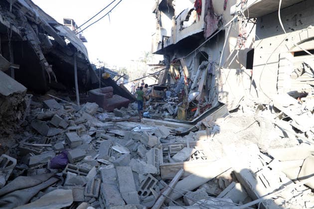Israeli attacks continue in Gaza DEIR AL-BALAH, GAZA, PALESTINE - MAY 24: Palestinians inspect the rubble after the Israeli army demolished a building in western Deir al-Balah late at night despite the ceasefire, following threats forcing residents to flee the area on May 24, 2026, in Deir al-Balah, Gaza. Khalil Ramzi Alkahlut Anadolu Deir Al Balah Gaza. Editorial use only. Please get in touch for any other usage.  Copyright: x2026xAnadoluxKhalilxRamzixAlkahlutx