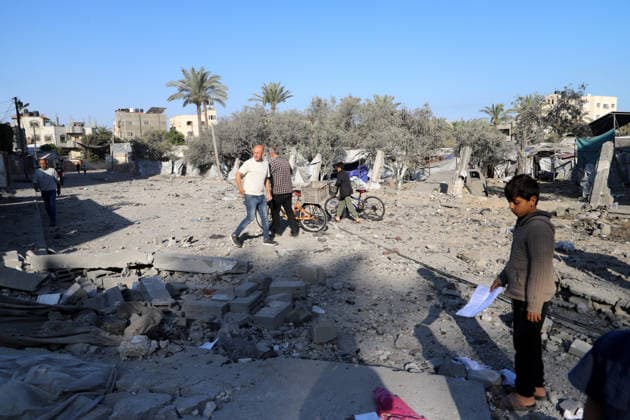 Israeli attacks continue in Gaza DEIR AL-BALAH, GAZA, PALESTINE - MAY 24: Palestinians inspect the rubble after the Israeli army demolished a building in western Deir al-Balah late at night despite the ceasefire, following threats forcing residents to flee the area on May 24, 2026, in Deir al-Balah, Gaza. Khalil Ramzi Alkahlut Anadolu Deir Al Balah Gaza. Editorial use only. Please get in touch for any other usage.  Copyright: x2026xAnadoluxKhalilxRamzixAlkahlutx