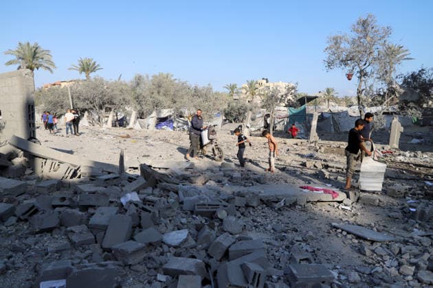 Israeli attacks continue in Gaza DEIR AL-BALAH, GAZA, PALESTINE - MAY 24: Palestinians inspect the rubble after the Israeli army demolished a building in western Deir al-Balah late at night despite the ceasefire, following threats forcing residents to flee the area on May 24, 2026, in Deir al-Balah, Gaza. Khalil Ramzi Alkahlut Anadolu Deir Al Balah Gaza. Editorial use only. Please get in touch for any other usage.  Copyright: x2026xAnadoluxKhalilxRamzixAlkahlutx
