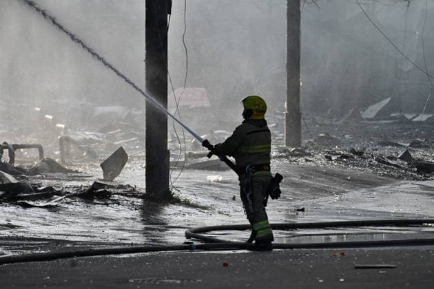 Russia targets Ukrainian capital Kyiv with ballistic missiles - 24 May 2026 Ukrainian firefighters try to stop fire in a heavily damaged building following Russian strikes in Kyiv. A large ballistic missile attack pounded Kyiv early on May 24, authorities said, wounding at least five people after Moscow threatened retaliation for strikes in Russian-occupied eastern Ukraine. Kyiv Ukraine Copyright: xAleksandrxGusevx xSOPAxImagesx Oleksandr_Gusev_balistic_Kyiv_20260524(11)