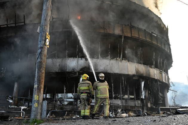 May 24, 2026, Kyiv, Ukraine: Ukrainian firefighters try to stop fire in a heavily damaged building following Russian strikes in Kyiv. A large ballistic missile attack pounded Kyiv early on May 24, authorities said, wounding at least five people after Moscow threatened retaliation for strikes in Russian-occupied eastern Ukraine. Kyiv Ukraine  - ZUMAs197 20260524_aaa_s197_011 Copyright: xAleksandrxGusevx