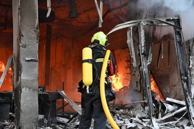 May 24, 2026, Kyiv, Ukraine: Ukrainian firefighters try to stop fire in a heavily damaged building following Russian strikes in Kyiv. A large ballistic missile attack pounded Kyiv early on May 24, authorities said, wounding at least five people after Moscow threatened retaliation for strikes in Russian-occupied eastern Ukraine. Kyiv Ukraine  - ZUMAs197 20260524_aaa_s197_023 Copyright: xAleksandrxGusevx