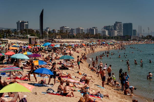 News Bilder des Tages May 24, 2026, Barcelona, Spain: Beachgoers crowd and cool off at Bogatell beach in Barcelona, Spain, as hot temperatures reach the city during a busy tourist season. Barcelona Spain  - ZUMAb137 20260524_fap_b137_002 Copyright: xJordixBoixareux