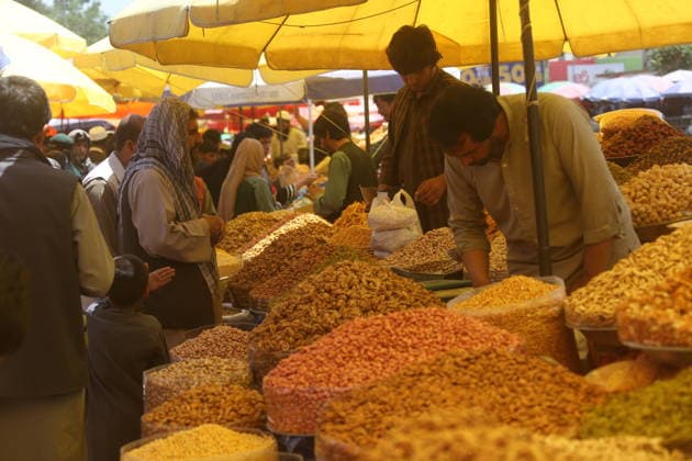 News Bilder des Tages (260524) -- KABUL, May 24, 2026 -- People buy nuts for Eid al-Adha in Kabul, Afghanistan, on May 24, 2026. While Muslims worldwide prepare to mark Eid al-Adha by sacrificing animals and sharing meat with families in need, Afghans are once again observing the sacred festival under the heavy shadow of profound economic hardship. TO GO WITH Feature: Afghans mark Eid al-Adha as tradition collides with crushing poverty (Photo by Xinhua) AFGHANISTAN-KABUL-EID AL-ADHA SaifurahmanxSafi 