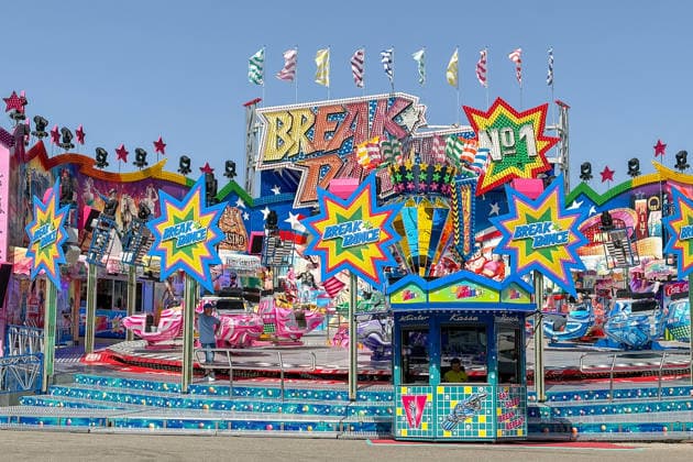 Freiburg im Breisgau GER, Volksfest, Freiburg im Breisgau, 24 05 2026 The Break Dance ride at a funfair, with colorful lights, decorations and a ticket booth under a blue sky Copyright: xEibner-Pressefoto ThomasxHessx