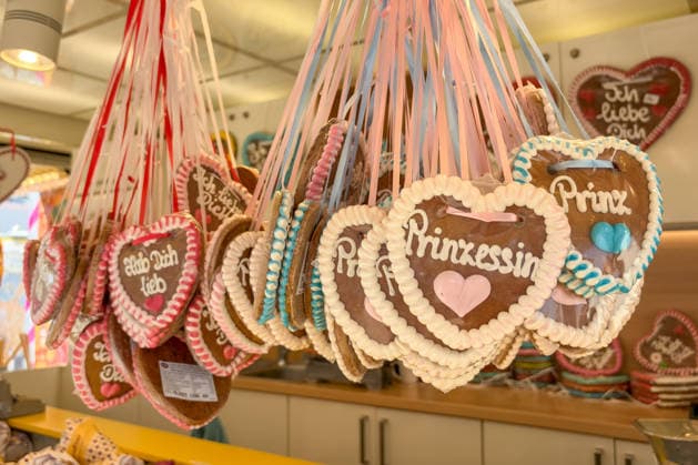 Freiburg im Breisgau GER, Volksfest Süßigkeiten, Freiburg im Breisgau, 24 05 2026 Gingerbread hearts with inscriptions like Prinzessin, Prinz, Ich liebe Dich und Hab Dich lieb hanging on colorful ribbons at a market or folk festival for sale Copyright: xEibner-Pressefoto ThomasxHessx