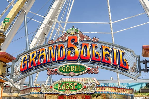 Freiburg im Breisgau GER, Fair visit, Freiburg im Breisgau, 24 05 2026 The colorful sign of the Grand Soleil Ferris wheel by Göbel with the inscriptions Kasse , Bienvenue and Bon Voyage can be seen in front of a clear blue sky Copyright: xEibner-Pressefoto ThomasxHessx