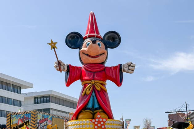Freiburg im Breisgau GER, Volksfest, Freiburg im Breisgau, 24 05 2026 A large statue of Mickey Mouse as a sorcerers apprentice in a red robe and pointed hat, holding a golden star wand, stands on a fairground in front of modern buildings under a blue sky Copyright: xEibner-Pressefoto ThomasxHessx