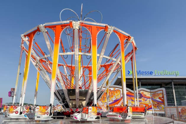Freiburg im Breisgau GER, Volksfest Messe Freiburg, Freiburg im Breisgau, 24 05 2026 A colorful Swing Up ride stands on the grounds of Messe Freiburg under a bright blue sky Copyright: xEibner-Pressefoto ThomasxHessx
