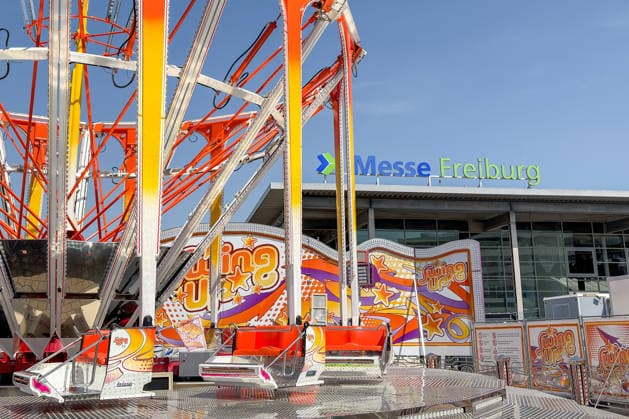 Freiburg im Breisgau GER, Volksfest Freiburg, Freiburg im Breisgau, 24 05 2026 A ride called Swing Up is located on a fairground in front of the Messe Freiburg building Copyright: xEibner-Pressefoto ThomasxHessx