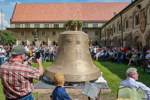 Public presentation of the Credamus bell on Sunday 24 05 2026 in the cathedral garden of Magdeburg Cathedral The 15-ton bronze bell Credamus Let us believe was transported to Saxony-Anhalt on Tuesday from the traditional bell found Copyright: epd-bild ViktoriaxKuehne epd-Credamus-Glocke7-kopieren