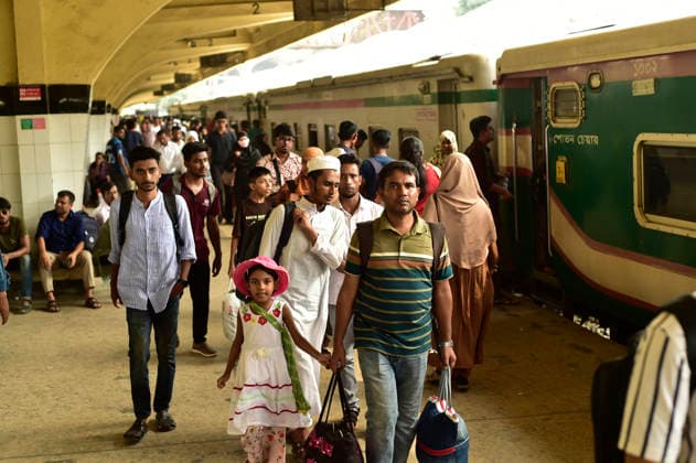 News Bilder des Tages (260524) -- DHAKA, May 24, 2026 -- People are pictured during the Eid al-Adha travel rush at Kamalapur Railway Station in Dhaka, Bangladesh, May 24, 2026. As Eid al-Adha approaches, many people from Dhaka have streamed out of the city to join the festival with their kith and kin in hometowns. (Photo by Xinhua) BANGLADESH-DHAKA-AHEAD-EID AL-ADHA-TRAVEL RUSH HabiburxRahman 