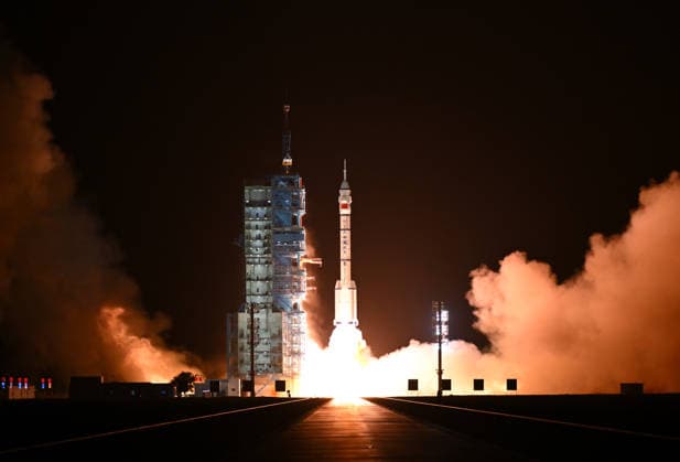 News Bilder des Tages (260524) -- JIUQUAN, May 24, 2026 -- The Shenzhou-23 crewed spaceship, atop a Long March-2F carrier rocket, blasts off from the Jiuquan Satellite Launch Center in northwest China, May 24, 2026. China launched the Shenzhou-23 crewed spaceship on Sunday, which will send three astronauts to its orbiting Tiangong space station. ) Photo Flash China launches Shenzhou-23 crewed spaceship LianxZhen 