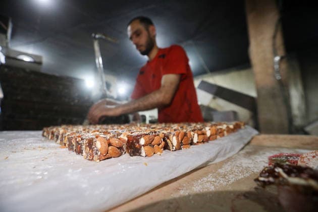 News Bilder des Tages Palestinian workers produce traditional sweets ahead of Eid al-Adha Palestinian workers continued producing the traditional sweet known locally as Halakum at a factory in the Al-Daraj neighborhood, east of Gaza City, on May 24, 2026, ahead of Eid al-Adha. The factory resumed operations with limited resources after sustaining damage from Israeli airstrikes during the war. Halakum is a traditional sweet widely consumed during holidays, and the factory strives to provide it to residents despite the difficult living conditions and sharp decline in purchasing power in the Gaza Strip before Eid al-Adha. Photo by Bilal Osama apaimages Gaza city Gaza Strip Palestinian Territory 240526_Gaza_BO_01(31) Copyright: xapaimagesxBilalxOsamax xapaimagesx