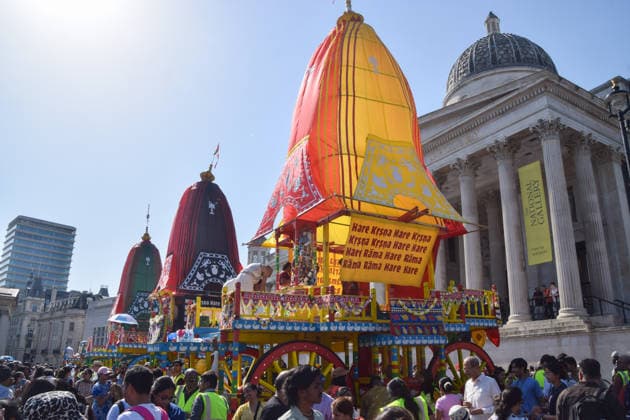 News Bilder des Tages May 24, 2026, London, England, United Kingdom: Chariots arrive in Trafalgar Square during Rathayatra Chariot Festival. Three large chariots, carrying the Deity forms of Jagannatha, Baladeva and Subhadra are pulled through the city and displayed in Trafalgar Square where the main festival takes place annually and is attended by devotees of Krishna. London United Kingdom  - ZUMAv130 20260524_zip_v130_010 Copyright: xVukxValcicx