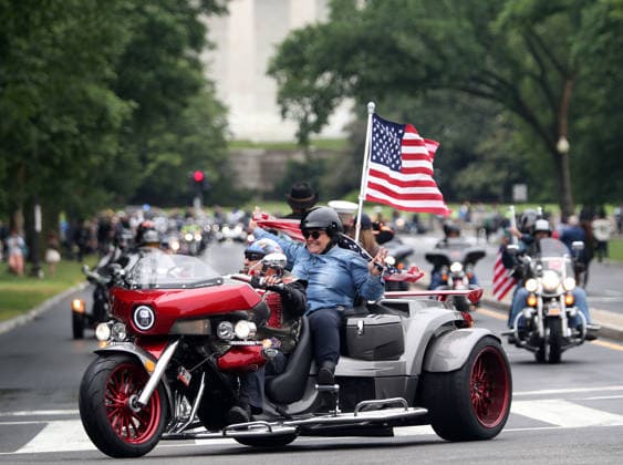 May 24, 2026, Washington, District Of Columbia, USA: Motorcyclists ride past the Lincoln Memorial during the Rolling to Remember ride on Memorial Day weekend in Washington, DC, USA, on May 24, 2026. The Rolling to Remember tradition has been active for 38 years, honouring fallen service members, prisoners of war, and those still missing in action during Memorial Day weekend. Washington USA - ZUMAs337 20260524_znp_s337_014 Copyright: xGentxShkullakux