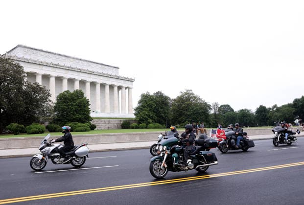 May 24, 2026, Washington, District Of Columbia, USA: Motorcyclists ride past the Lincoln Memorial during the Rolling to Remember ride on Memorial Day weekend in Washington, DC, USA, on May 24, 2026. The Rolling to Remember tradition has been active for 38 years, honouring fallen service members, prisoners of war, and those still missing in action during Memorial Day weekend. Washington USA - ZUMAs337 20260524_znp_s337_017 Copyright: xGentxShkullakux