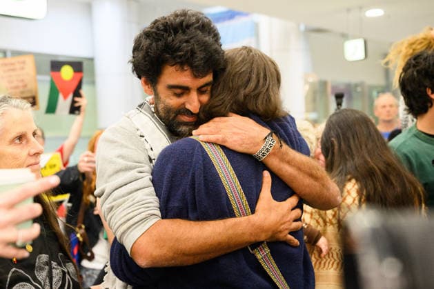AUSTRALIAN FLOATILLA ARRIVALS, Australian activist Surya McEwen is embraced after returning home from being detained by Israel while trying to deliver aid to war-torn Gaza onboard the Global Sumud Flotilla, at Sydney International Airport,Sydney, Monday, May 25, 2026. ( NO ARCHIVING SYDNEY NEW SOUTH WALES AUSTRALIA  Copyright: xBIANCAxDExMARCHIx 20260525165924221610