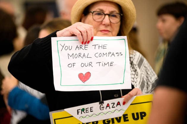 AUSTRALIAN FLOATILLA ARRIVALS, Supporters hold placards as they await the return home of Australian activists after being detained by Israel while trying to deliver aid to war-torn Gaza onboard the Global Sumud Flotilla, at Sydney International Airport,Sydney, Monday, May 25, 2026. ( NO ARCHIVING SYDNEY NEW SOUTH WALES AUSTRALIA  Copyright: xBIANCAxDExMARCHIx 20260525197613360361