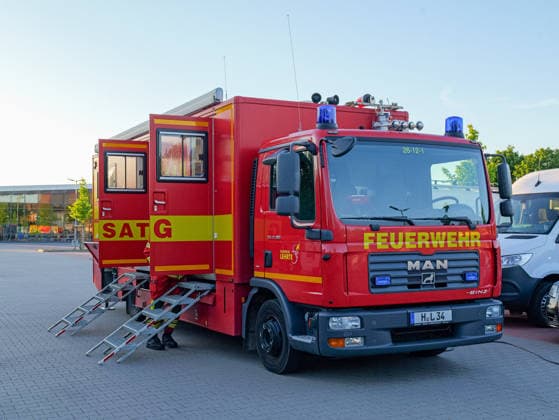 Apartment in Lehrte on fire The ELW 2 of the Lehrte city fire department as well as the drone squad were alerted to the fire Copyright: xBerndxGüntherx