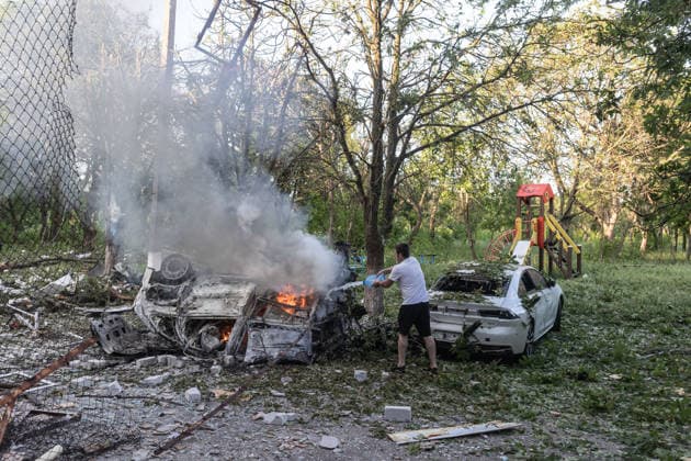 News Bilder des Tages Aftermath of Russian strike in Kramatorsk KRAMATORSK, UKRAINE - MAY 25: A local resident extinguishes a car fire following a Russian air strike in Kramatorsk, Ukraine, 25 May 2026 Diego Herrera Carcedo Anadolu Kramatorsk Ukraine. Editorial use only. Please get in touch for any other usage.  Copyright: x2026xAnadoluxDiegoxHerreraxCarcedox