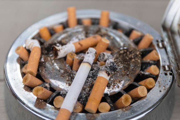 Smoking outdoors is generally permitted in Germany, but there are important exceptions and increasing restrict Foto:xB.xSchubertx xFuturexImagex aschenbecher_6504