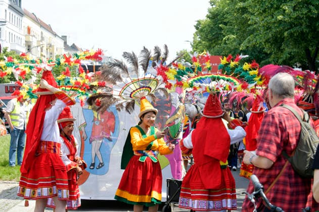 The parade for the 30th Carnival of Cultures passes through Berlin Friedrichshain Around 4,000 participants in around 67 different groups and floats take part in the parade Berlin, 24 05 2026 Foto:xM.xBehrensx xFuturexImagex karneval_6502