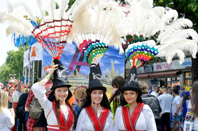 The parade for the 30th Carnival of Cultures passes through Berlin Friedrichshain Around 4,000 participants in around 67 different groups and floats take part in the parade Berlin, 24 05 2026 Foto:xM.xBehrensx xFuturexImagex karneval_6503