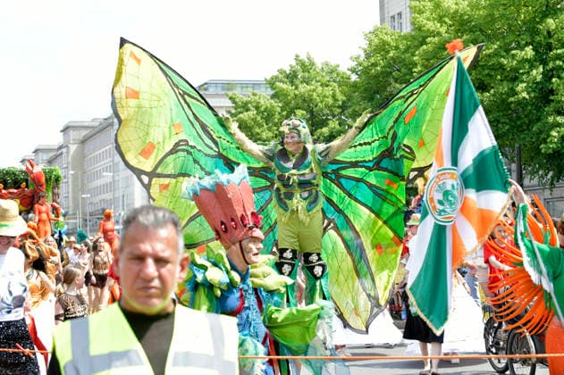 The parade for the 30th Carnival of Cultures passes through Berlin Friedrichshain Around 4,000 participants in around 67 different groups and floats take part in the parade Berlin, 24 05 2026 Foto:xM.xBehrensx xFuturexImagex karneval_6505