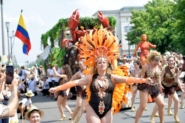 The parade for the 30th Carnival of Cultures passes through Berlin Friedrichshain Around 4,000 participants in around 67 different groups and floats take part in the parade Berlin, 24 05 2026 Foto:xM.xBehrensx xFuturexImagex karneval_6506