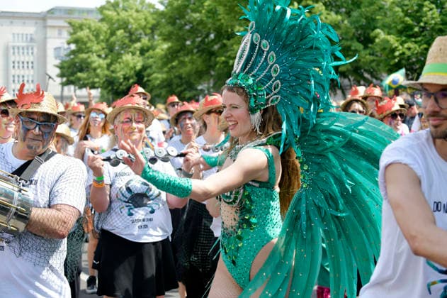 The parade for the 30th Carnival of Cultures passes through Berlin Friedrichshain Around 4,000 participants in around 67 different groups and floats take part in the parade Berlin, 24 05 2026 Foto:xM.xBehrensx xFuturexImagex karneval_6508