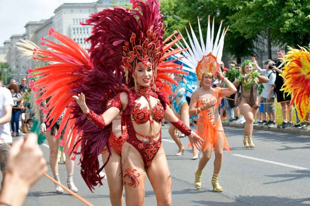 The parade for the 30th Carnival of Cultures passes through Berlin Friedrichshain Around 4,000 participants in around 67 different groups and floats take part in the parade Berlin, 24 05 2026 Foto:xM.xBehrensx xFuturexImagex karneval_6513