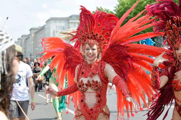 The parade for the 30th Carnival of Cultures passes through Berlin Friedrichshain Around 4,000 participants in around 67 different groups and floats take part in the parade Berlin, 24 05 2026 Foto:xM.xBehrensx xFuturexImagex karneval_6514