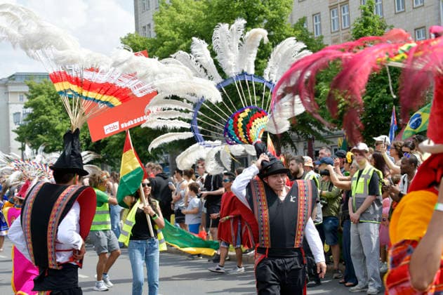 The parade for the 30th Carnival of Cultures passes through Berlin Friedrichshain Around 4,000 participants in around 67 different groups and floats take part in the parade Berlin, 24 05 2026 Foto:xM.xBehrensx xFuturexImagex karneval_6515