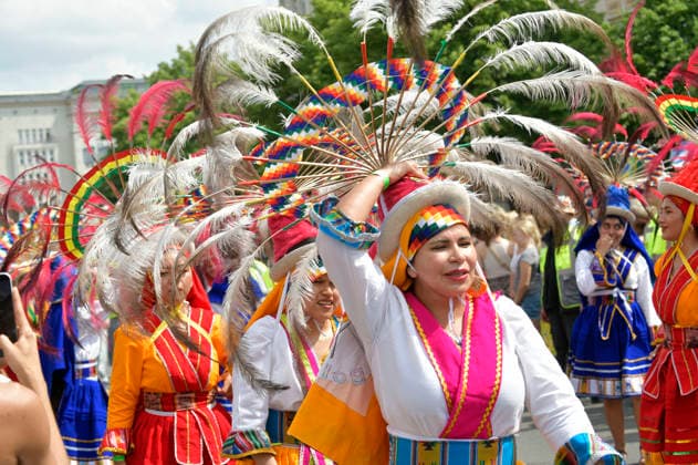 The parade for the 30th Carnival of Cultures passes through Berlin Friedrichshain Around 4,000 participants in around 67 different groups and floats take part in the parade Berlin, 24 05 2026 Foto:xM.xBehrensx xFuturexImagex karneval_6517