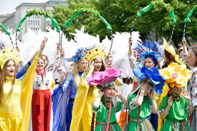 The parade for the 30th Carnival of Cultures passes through Berlin Friedrichshain Around 4,000 participants in around 67 different groups and floats take part in the parade Berlin, 24 05 2026 Foto:xM.xBehrensx xFuturexImagex karneval_6519