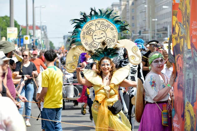 The parade for the 30th Carnival of Cultures passes through Berlin Friedrichshain Around 4,000 participants in around 67 different groups and floats take part in the parade Berlin, 24 05 2026 Foto:xM.xBehrensx xFuturexImagex karneval_6520