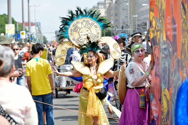 The parade for the 30th Carnival of Cultures passes through Berlin Friedrichshain Around 4,000 participants in around 67 different groups and floats take part in the parade Berlin, 24 05 2026 Foto:xM.xBehrensx xFuturexImagex karneval_6521