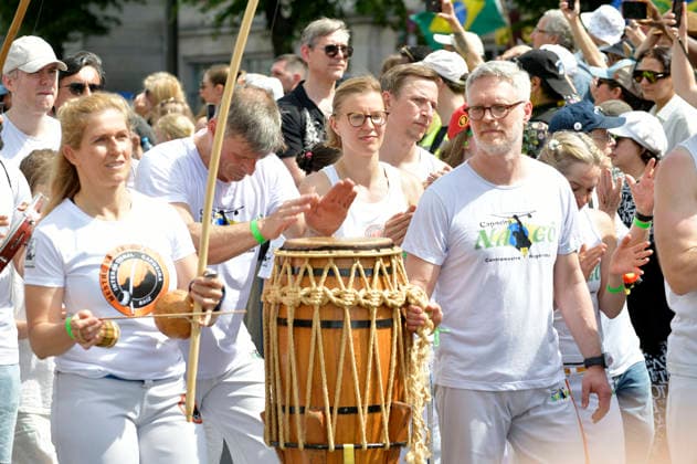 The parade for the 30th Carnival of Cultures passes through Berlin Friedrichshain Around 4,000 participants in around 67 different groups and floats take part in the parade Berlin, 24 05 2026 Foto:xM.xBehrensx xFuturexImagex karneval_6523