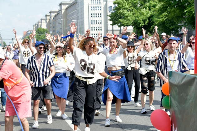 The parade for the 30th Carnival of Cultures passes through Berlin Friedrichshain Around 4,000 participants in around 67 different groups and floats take part in the parade Berlin, 24 05 2026 Foto:xM.xBehrensx xFuturexImagex karneval_6525