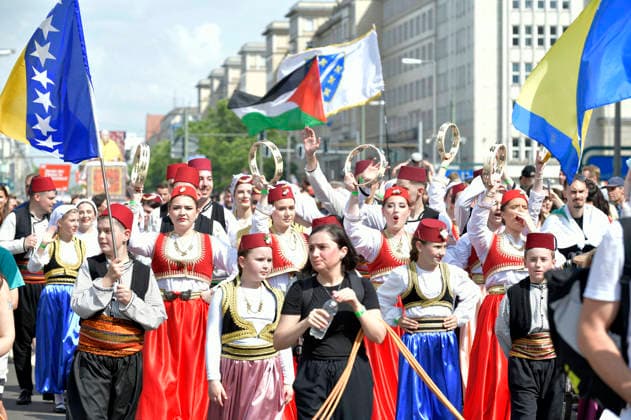 The parade for the 30th Carnival of Cultures passes through Berlin Friedrichshain Around 4,000 participants in around 67 different groups and floats take part in the parade Berlin, 24 05 2026 Foto:xM.xBehrensx xFuturexImagex karneval_6528