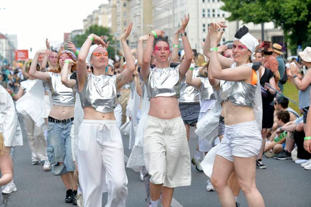 The parade for the 30th Carnival of Cultures passes through Berlin Friedrichshain Around 4,000 participants in around 67 different groups and floats take part in the parade Berlin, 24 05 2026 Foto:xM.xBehrensx xFuturexImagex karneval_6531