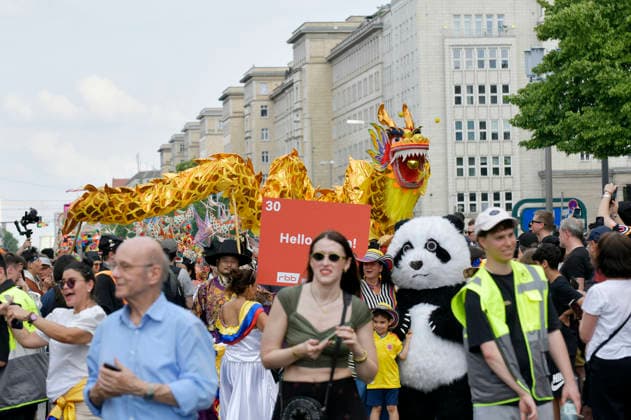 The parade for the 30th Carnival of Cultures passes through Berlin Friedrichshain Around 4,000 participants in around 67 different groups and floats take part in the parade Berlin, 24 05 2026 Foto:xM.xBehrensx xFuturexImagex karneval_6533