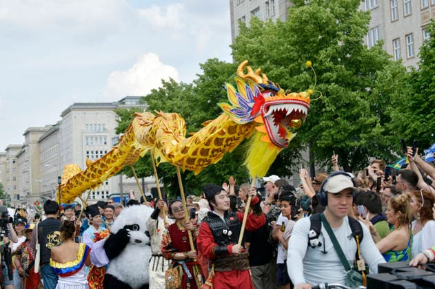 The parade for the 30th Carnival of Cultures passes through Berlin Friedrichshain Around 4,000 participants in around 67 different groups and floats take part in the parade Berlin, 24 05 2026 Foto:xM.xBehrensx xFuturexImagex karneval_6534